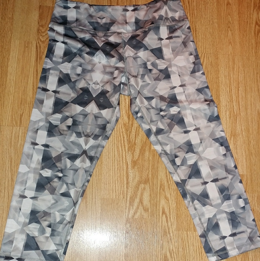 Scorpio Sol Geometric Crop Leggings